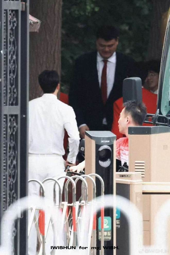 米26张子宇变迷你小手办高两级台阶矮一截新葡京娱乐城笑喷!1米92潘展乐合影2(图3)